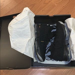 Lebron 15 black & gold discontinued